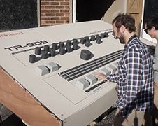 Een hele grote werkende Roland TR-909 drumcomputer