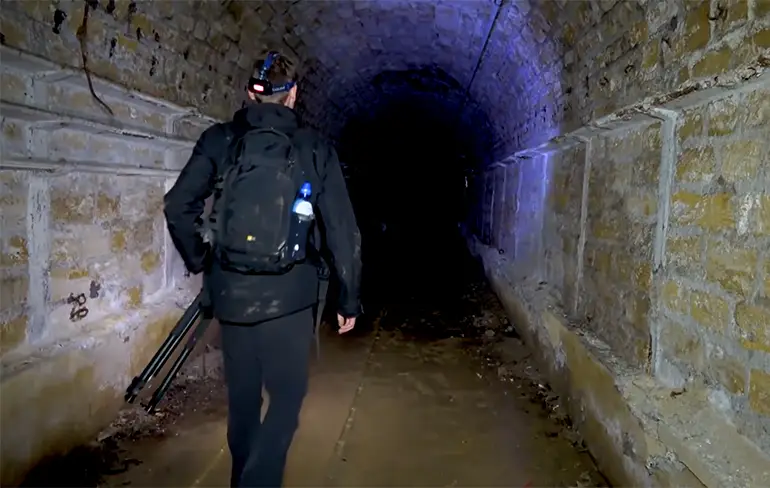 Een kijkje in een gigantische verlaten bunker in Frankrijk