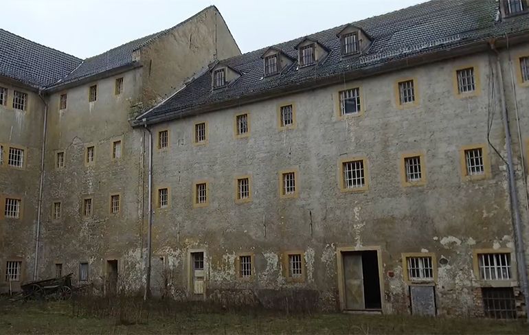 Een kijkje in een griezelige verlaten gevangenis in het oude Oost-Duitsland