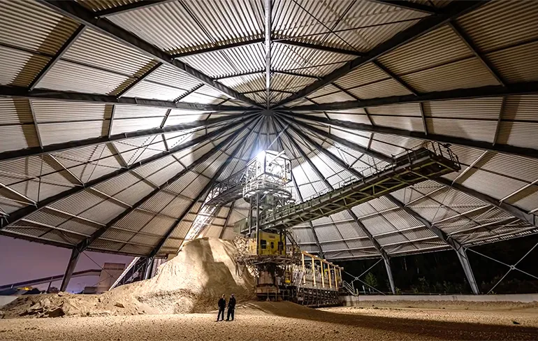 Een kijkje in een grote verlaten cementfabriek in Maastricht