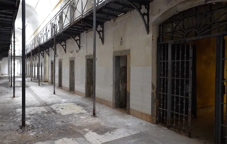 Een kijkje in een verlaten gevangenis in Portugal