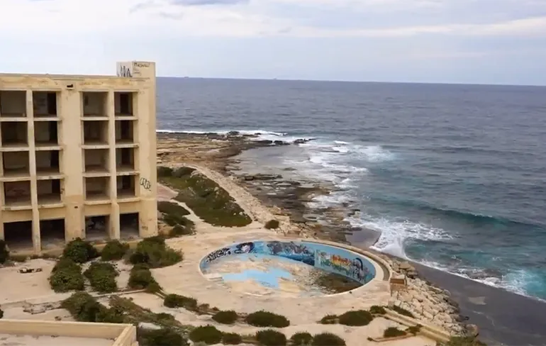 Een kijkje in verlaten luxe hotel op Malta dat van Khadaffi is geweest