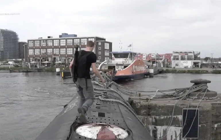 Een kijkje op de verlaten Russische duikboot in de haven van Amsterdam