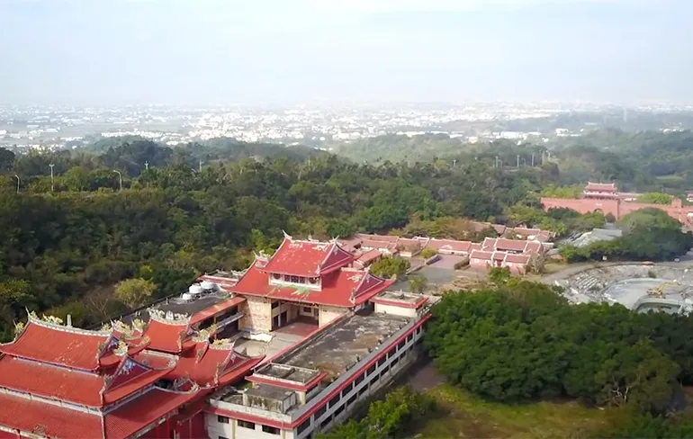 Een kijkje op een groot verlaten park met tempel in Taiwan