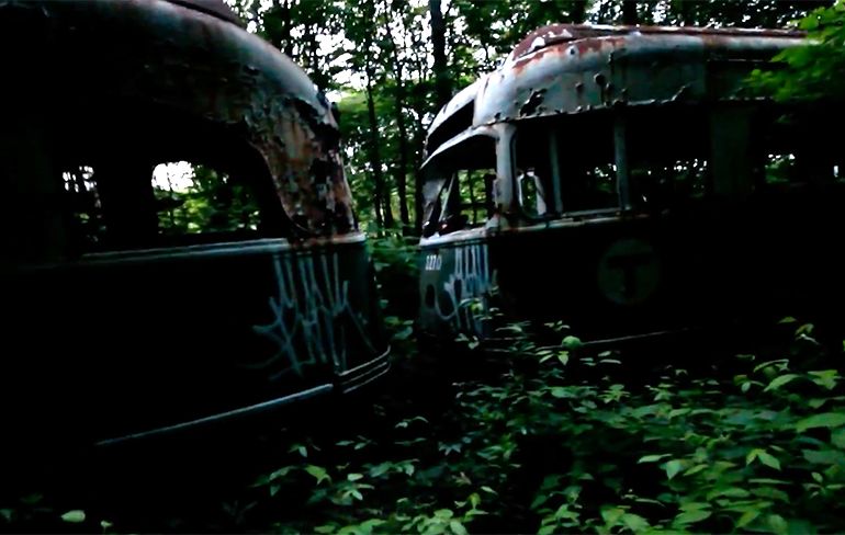 Een kijkje op een verlaten begraafplaats voor treinen en metro's
