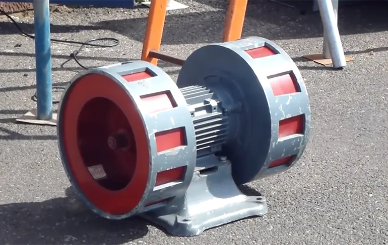 Een oud luchtalarm uit de Tweede Wereldoorlog testen