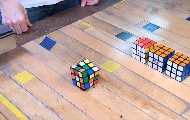 Een Rubik's Cube die zichzelf op kan lossen