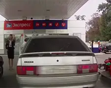 Een Russische vrouw en haar LADA...