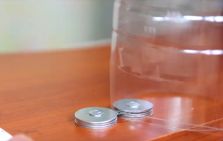 Een soort draad maken van lege plastic flessen doe je zo!