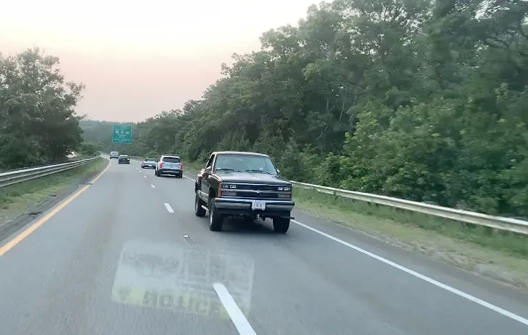 Een spookrijder? Nee, een creatieve automobilist in een blikvanger