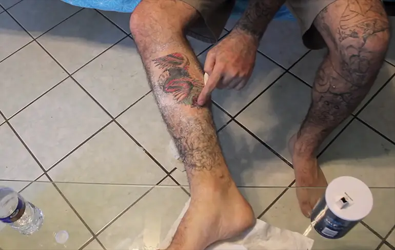 Een tattoo kun je ook zelf verwijderen met zout...
