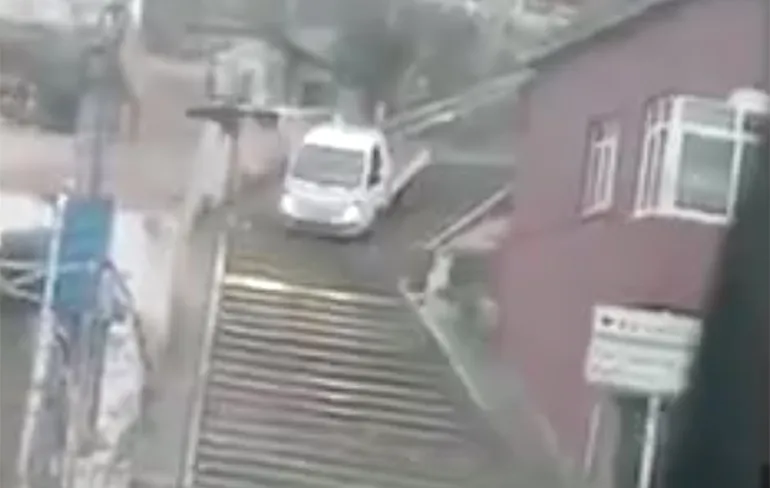 Een trap voor voetgangers? Turkse chauffeur heeft er schijt aan!