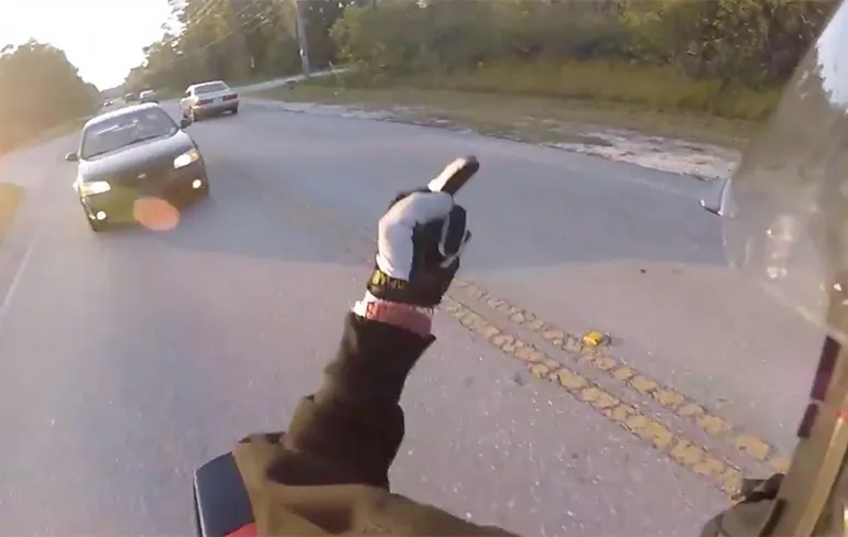 Een verzameling boze en domme mensen die een motorrijder tegenkomen