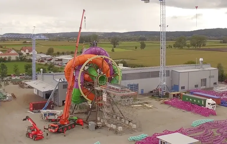 Een waterglijbaan wat tegelijkertijd ook een reuzenrad is...