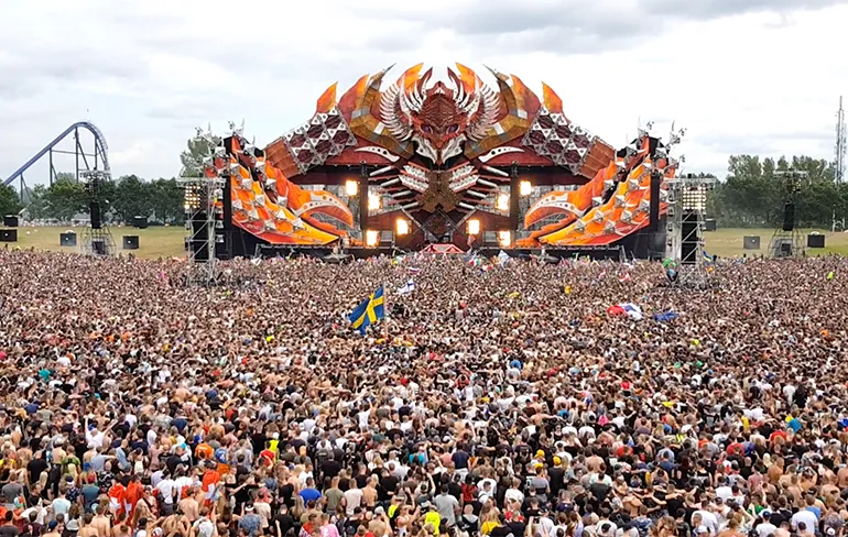 Een zwaar heersende en beukende aardbeving op Defqon.1 2018!