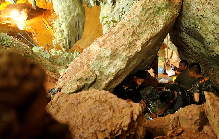 Eerste twee jongens bevrijd uit grot in Thailand
