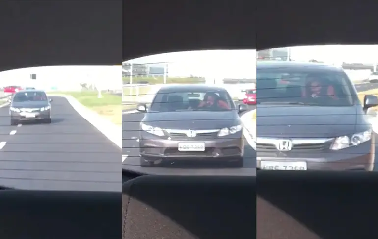 Eh, meneer en mevrouw, dat is misschien toch gevaarlijk in een rijdende auto...