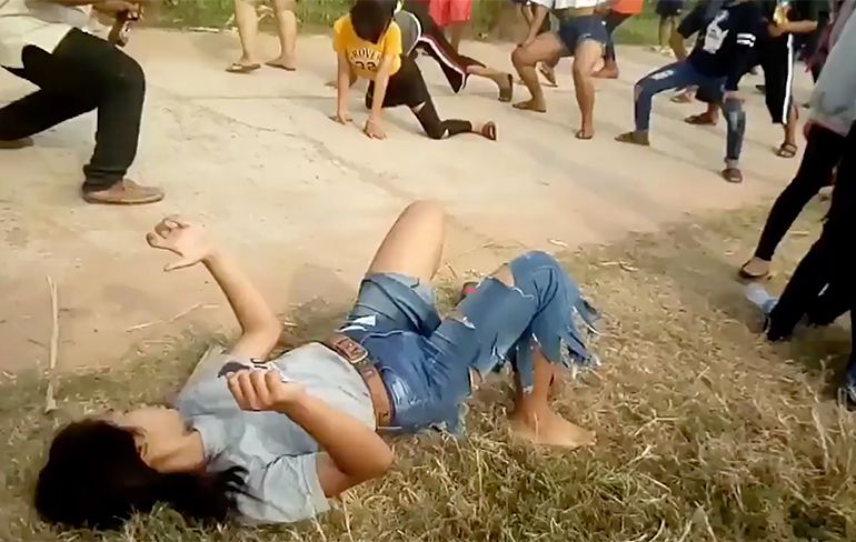 Eh oke: Thaise tieners doen raar dansje op muziek