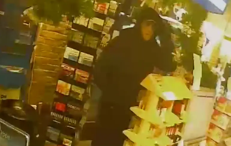Eigenaar videotheek in Zwanenburg is het zat en beelden overval online!