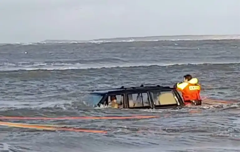 Eigenwijze bewoner Terschelling ging toch strand op met de auto...