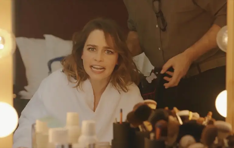 Emilia Clarke is haar draken en veel meer kwijt!