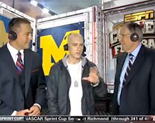 Eminem geeft gek Halftime Interview