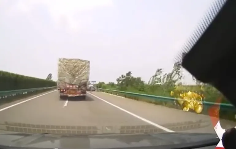 En daarom ga je niet achter je auto staan als je pech hebt...