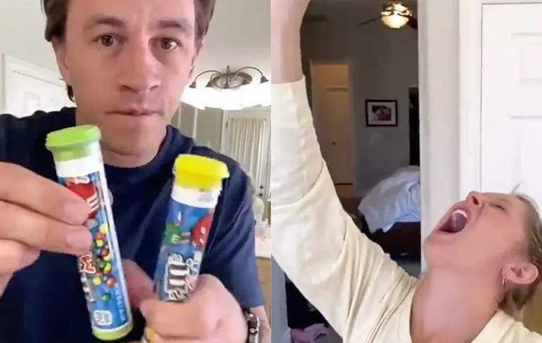 En dan moet je zoveel mogelijk M&M's in je mond opvangen...
