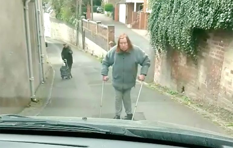 Engelse chauffeur krijgt het aan "twee stokken" met slome voetganger