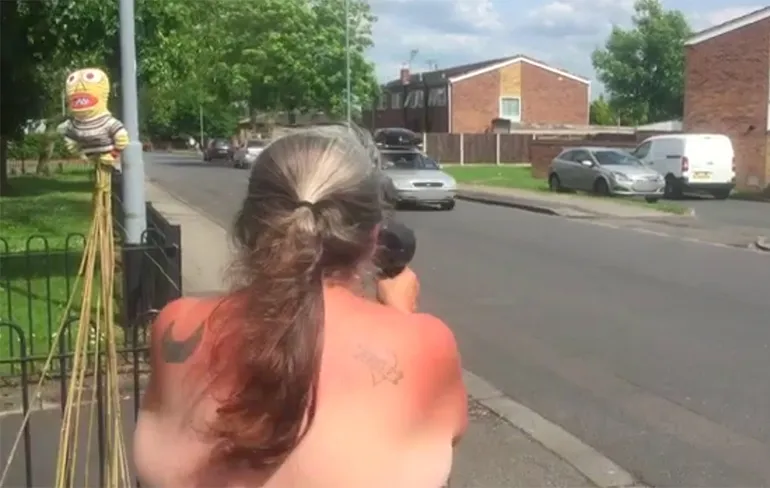 Engelse Jean Brooks pakt hardrijders aan met een fohn!