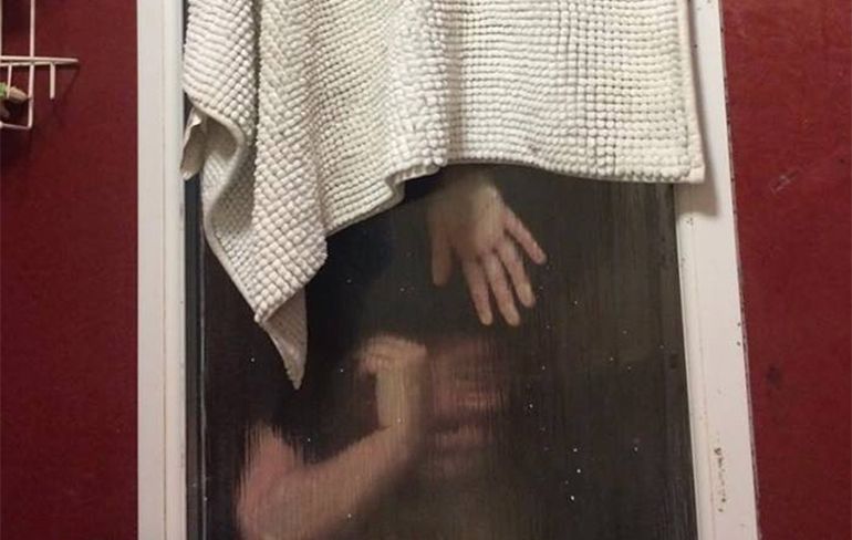 Engelse vrouw gooit tijdens date haar drol uit raam en komt vast te zitten