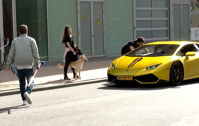 Engelssprekende meneer zegt de waarheid over de patserbak van Joey Bravo