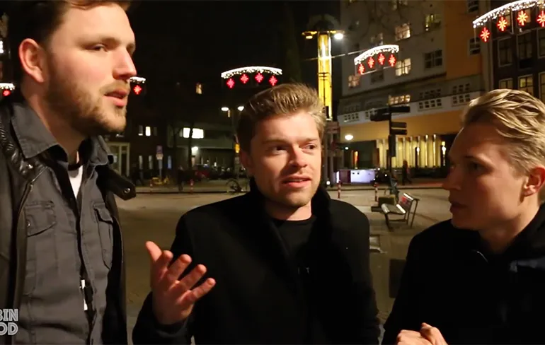 Enorm link: Gasten stelen geld van een pooier