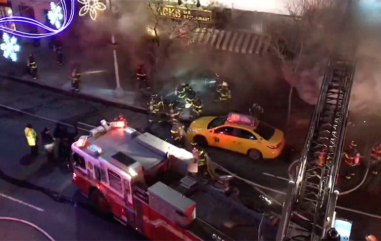 Enorme backdraft tijdens een grote brand in New York
