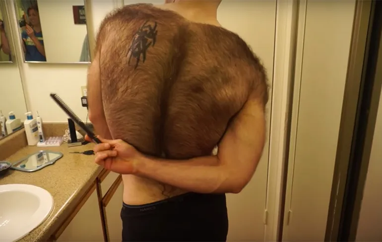Enorme harige man scheert zijn lichaam en dat is nogal een klus!