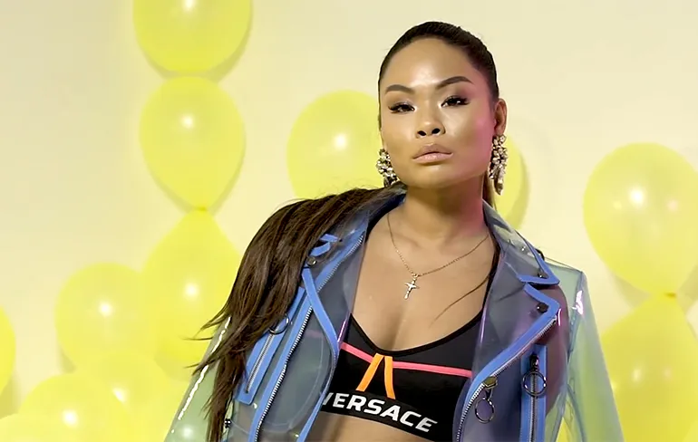 EOTBDD Lena past weer even op in nummer Swipe Het