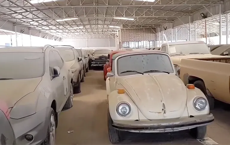 Ergens in de Verenigde Arabische Emiraten is een autokerkhof met Supercars