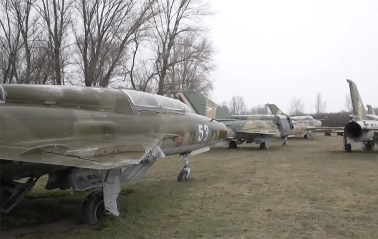Ergens in Hongarije is een veld met verlaten straaljagers