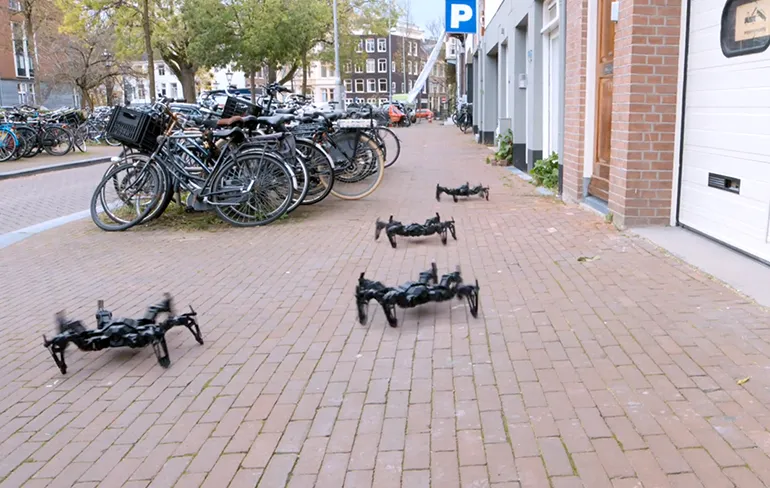 Escape room van de toekomst Operation Pandora test robotspinnen op straat