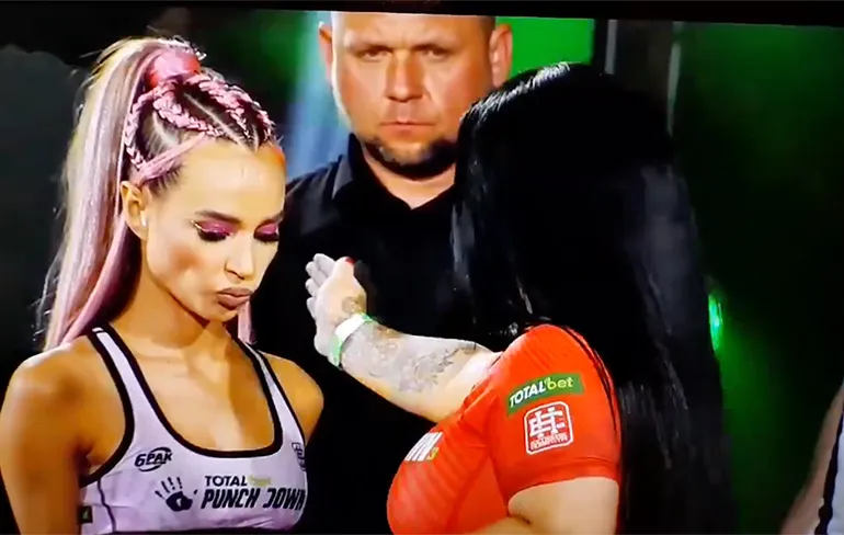 Esmeralda Godlewska heeft Anastasiya Yandaltsava verslagen in slap-gevecht