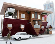 Even binnengluren in Russisch op zijn kop huis