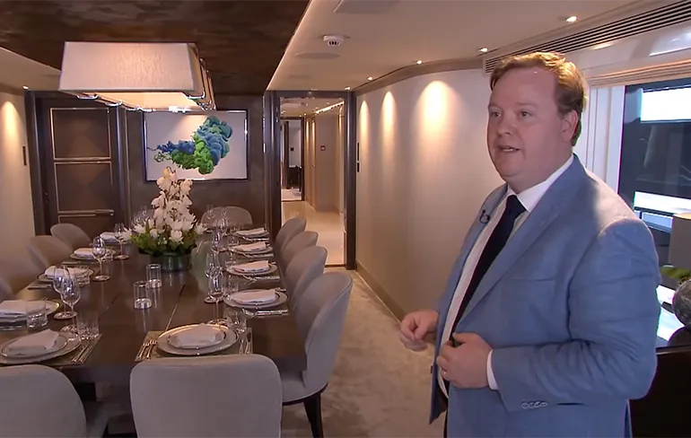 Even binnengluren op een superluxe superjacht