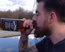Even een flesje Jack Daniel's in 13 seconden opzuipen!