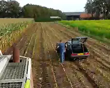 Even je auto vullen op het land...