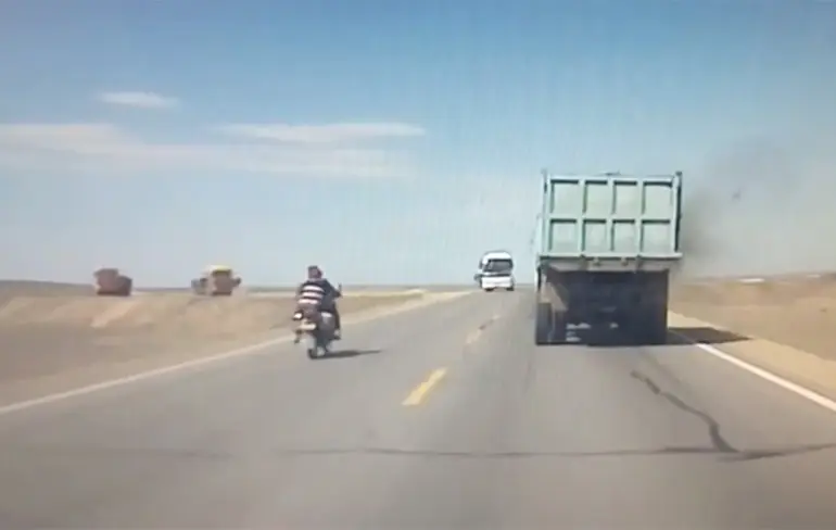 Even serieus, hoe dacht deze gast een truck in te halen?