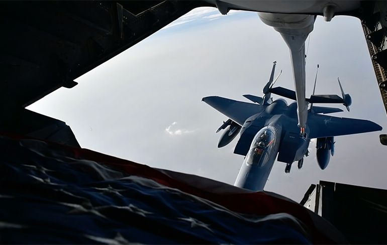 F-15 Strike Eagle piloten praten over koetjes en kalfjes tijdens bijtanken