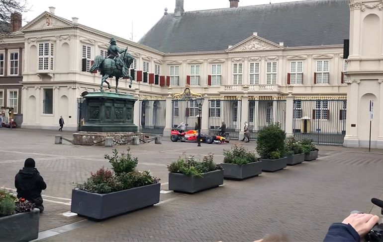 F1 Bolides maken koning Willy wakker bij Paleis Noordeinde in Den Haag