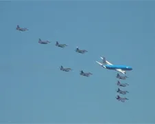 F-16's begeleiden Boeing 737 met zieke kinderen