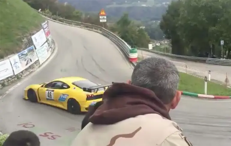 Facepalm wel op zijn plaats voor deze Ferrari 430 GT3 chauffeur