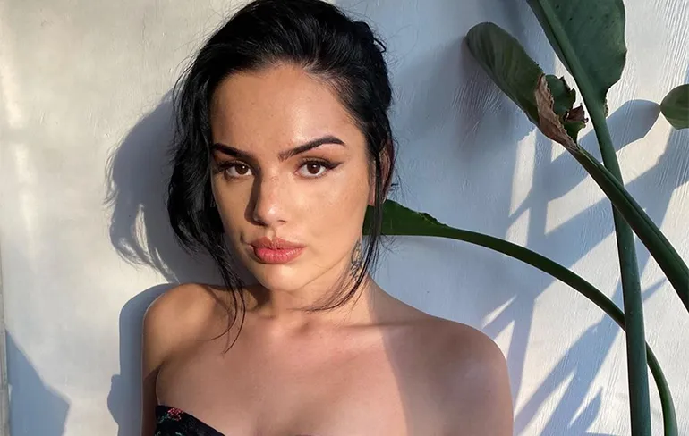 Famke Louise tart grenzen van Instagram met nieuwe pikante foto